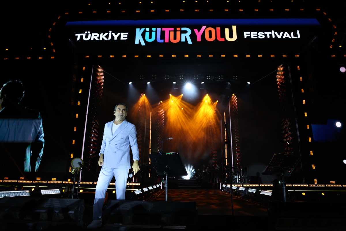 Ferhat Göçer’in Şarkılarıyla Malatya Kültür Yolu Festivali’ne Veda Edildi