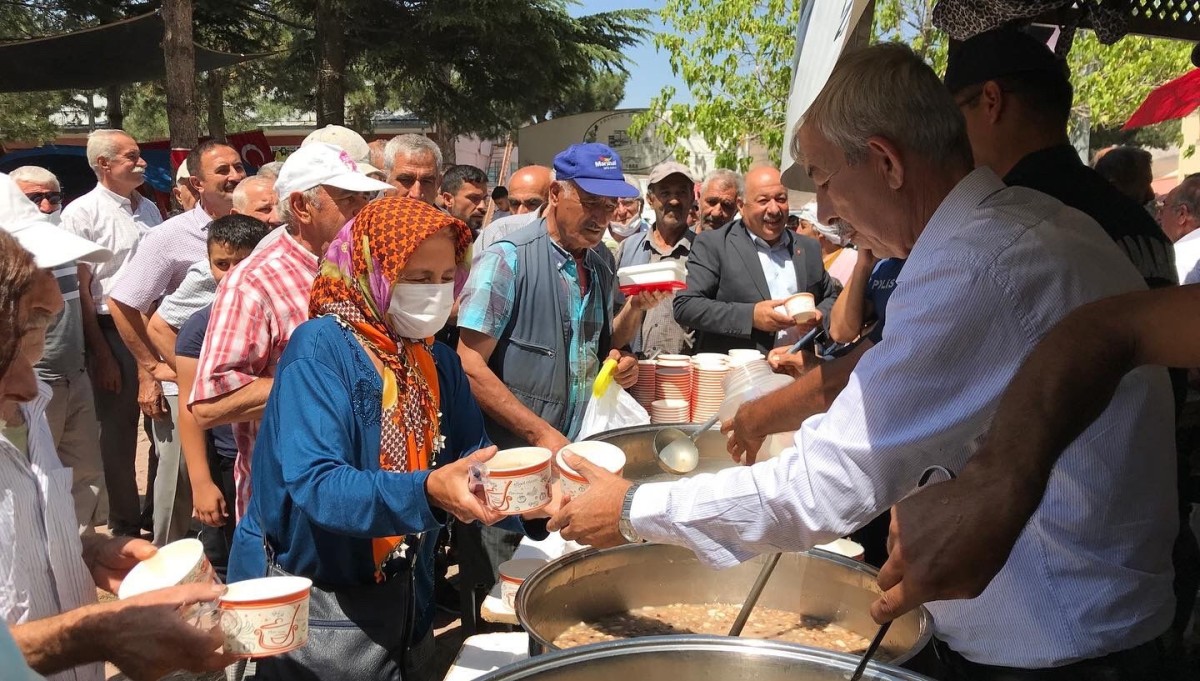 Arapgir’de vatandaşlara aşure ikramı