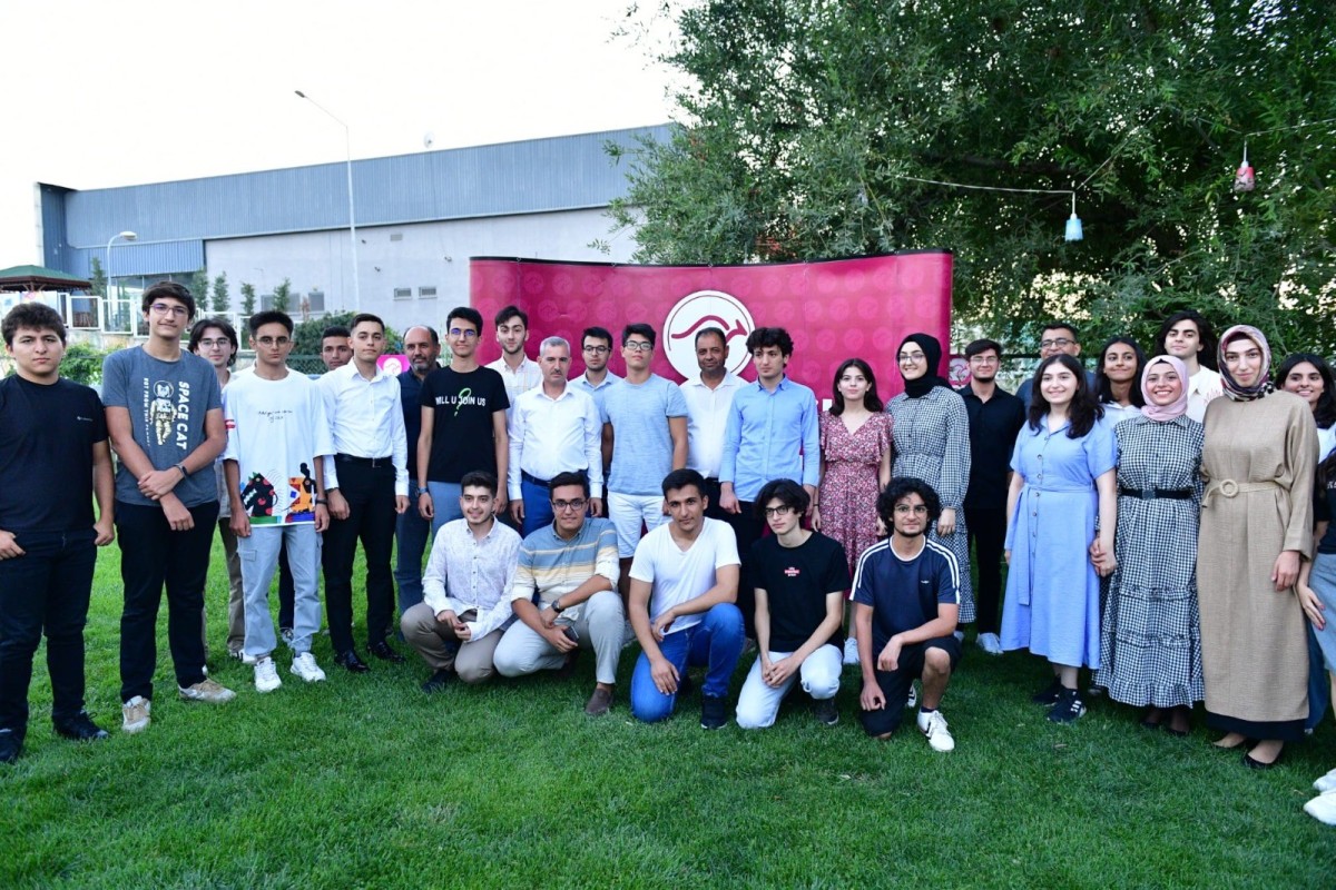 YKS’de başarılı olan öğrenciler ödüllendirildi