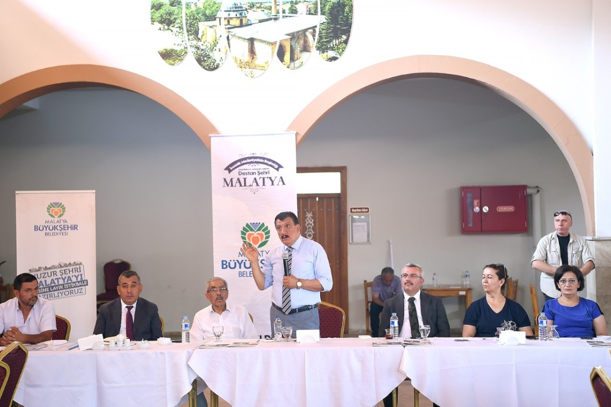 Gürkan muhtarlara yapılan hizmetleri anlattı