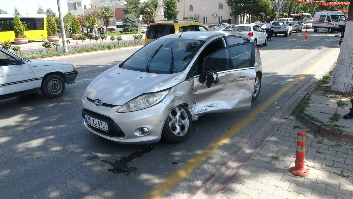 Otomobil ambulans ile çarpıştı: 1 yaralı