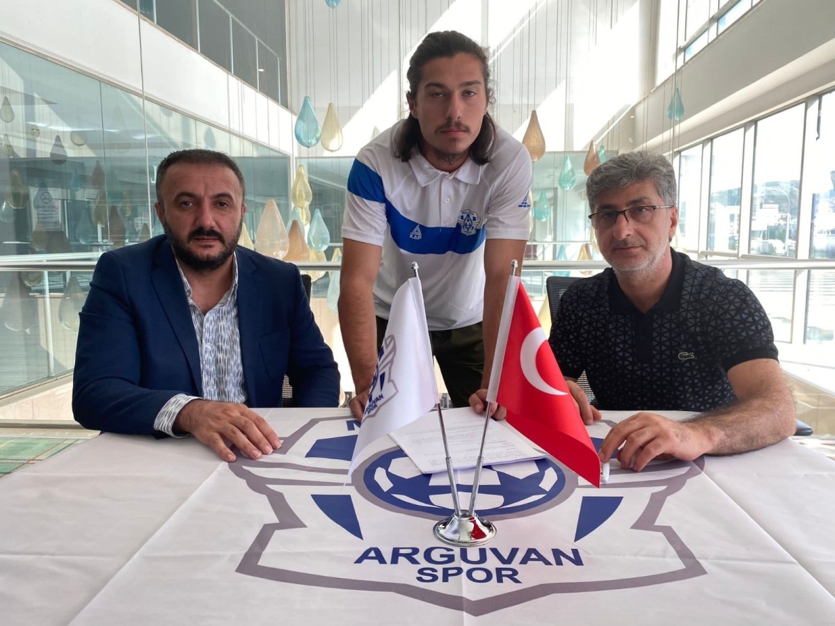  Arguvanspor'da, 18 futbolcuyla sözleşme imzalandı