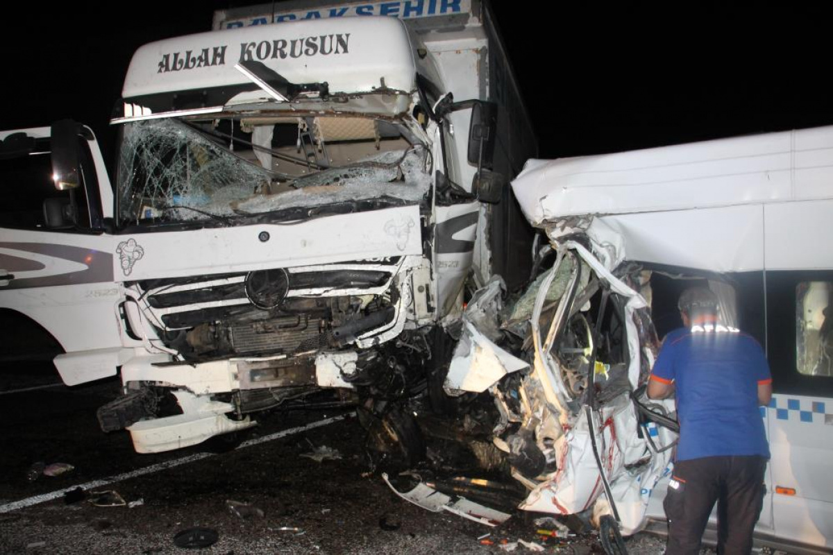 Feci kaza minibüs ile kamyon çarpıştı: 8 ölü, 9 yaralı