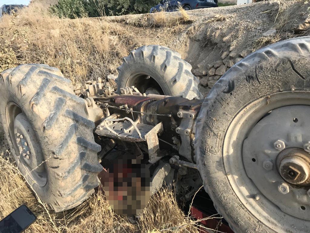 Traktör devrildi, 1 kişi öldü