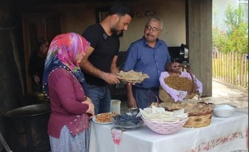 Sanatçı Alişan, Malatya'da dut pestiline hayran kaldı