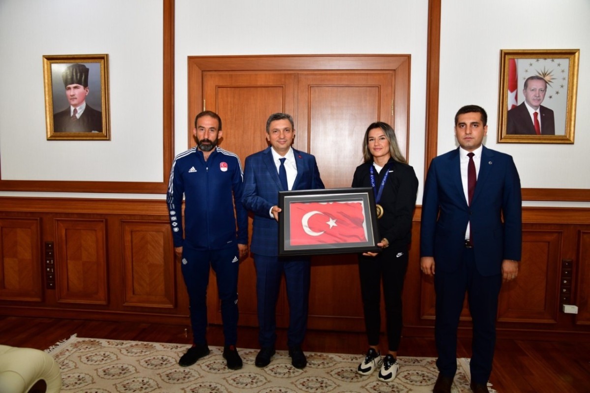 Dünya Kadınlar Boks Şampiyonu Hatice Akbaş'a Vali Şahin’den hediye
