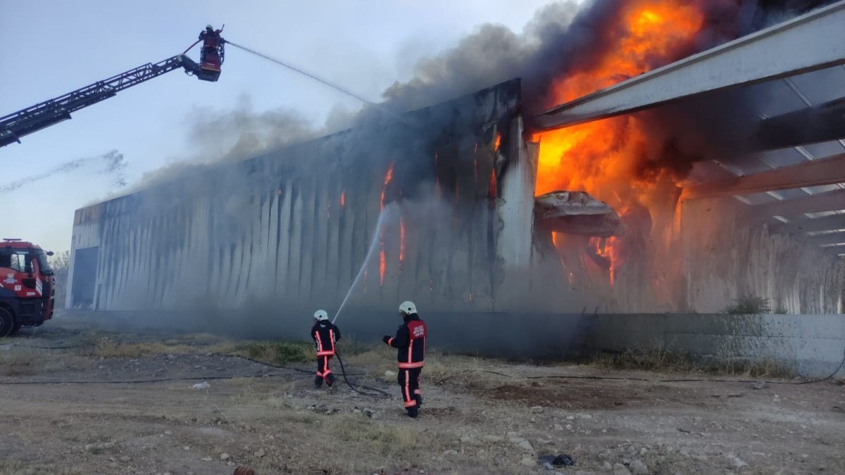 Tadilat yapılan fabrikada yangın