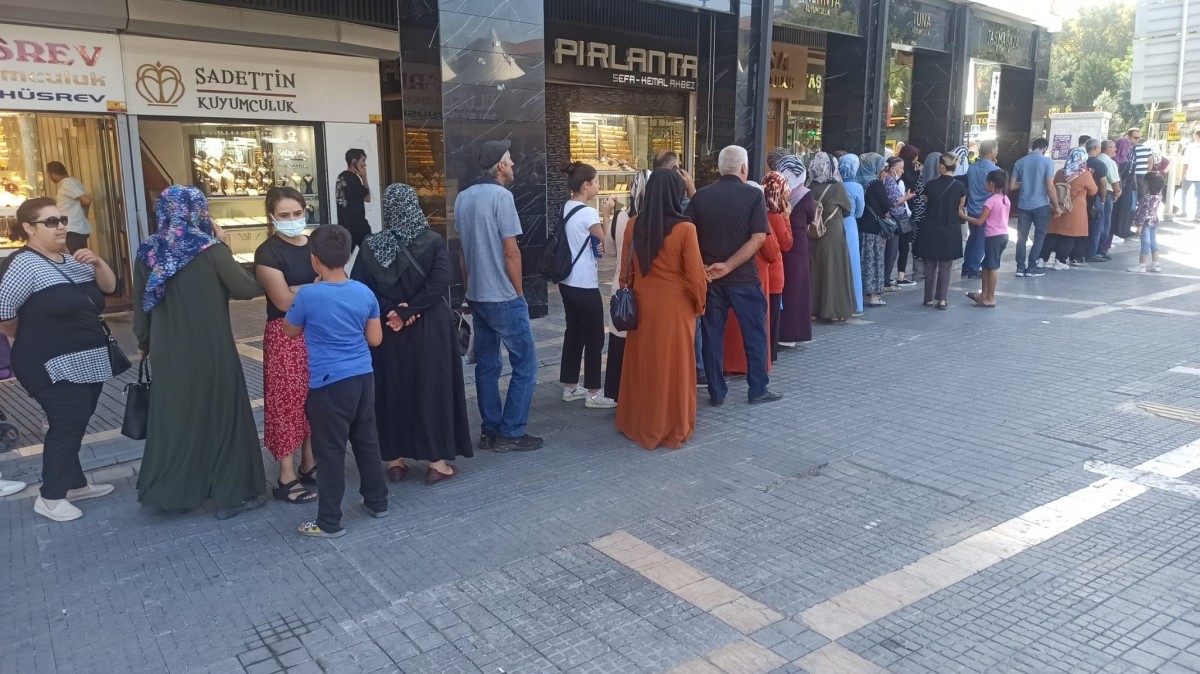 Sosyal konut başvurusu uzun kuyruklar oluşturdu 