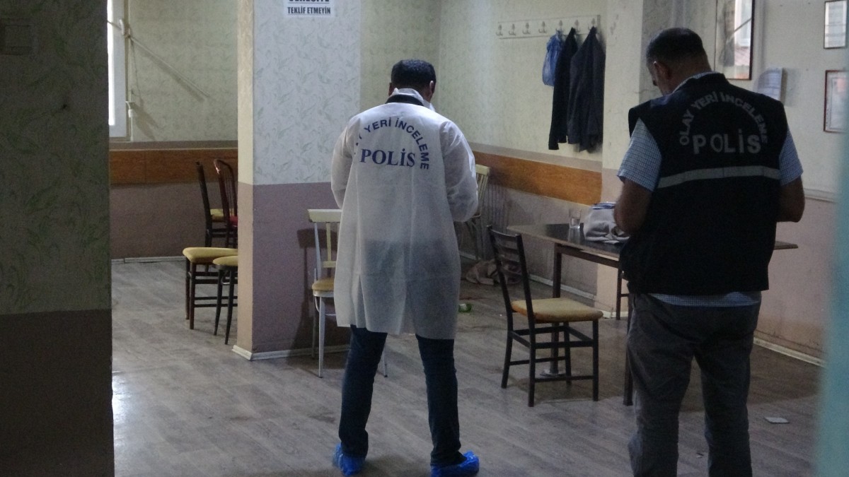 Okey oynarken husumetlileri tarafından vuruldu
