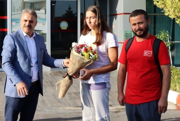 Gümüş madalya kazanan milli yüzücüler çiçekle karşılandı