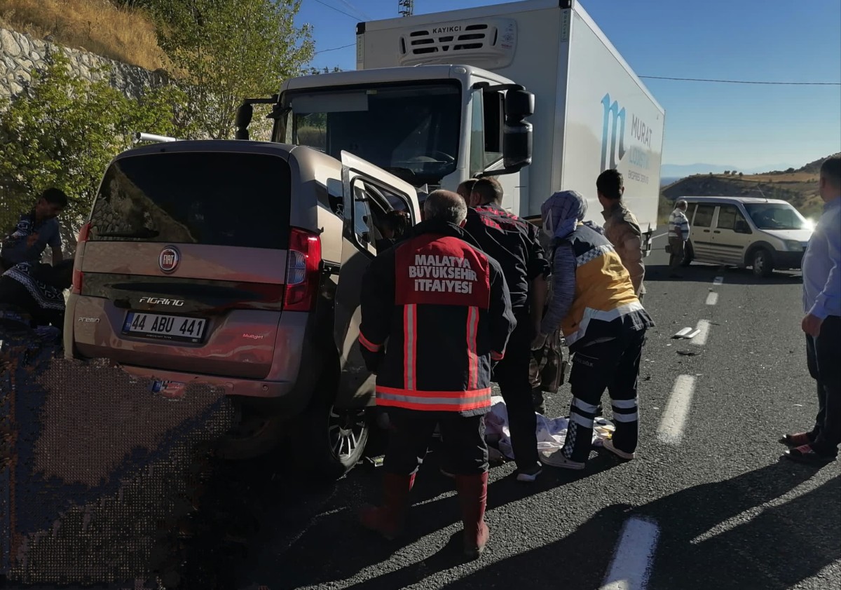 Feci kaza: Tırla ticari araç kafa kafaya çarpıştı! 5 ölü 1 yaralı