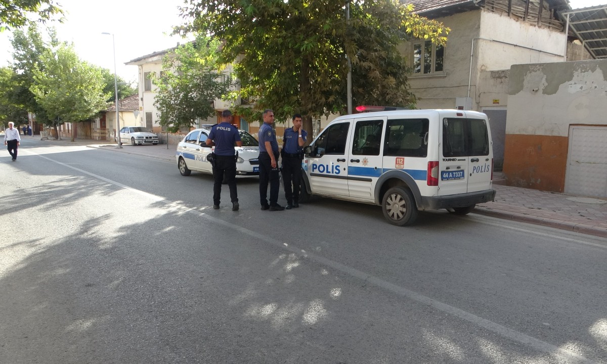 Husumetlisi tarafından sırtından bıçaklandı