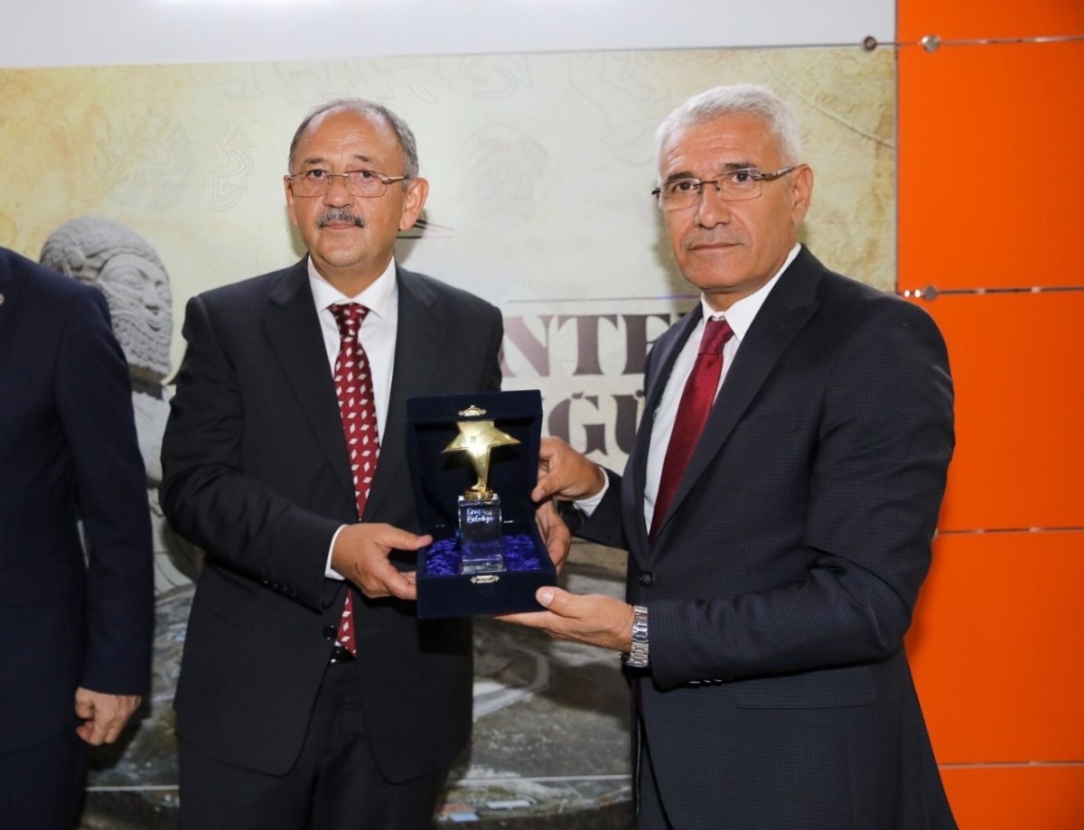 Battalgazi’ye de gençlik yatırımlarından ötürü ödül verildi