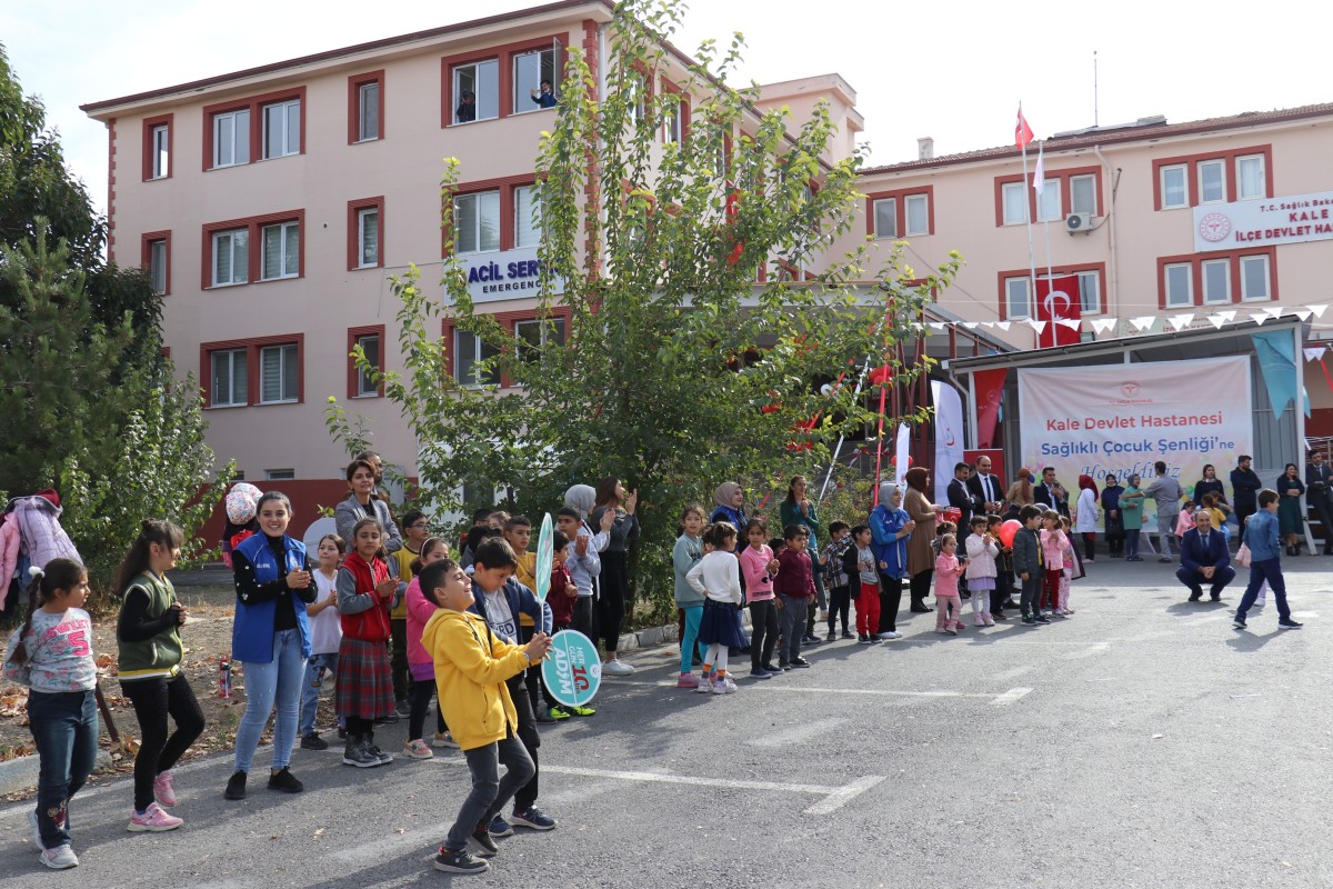 Hastane bahçesinde çocuk şenliği