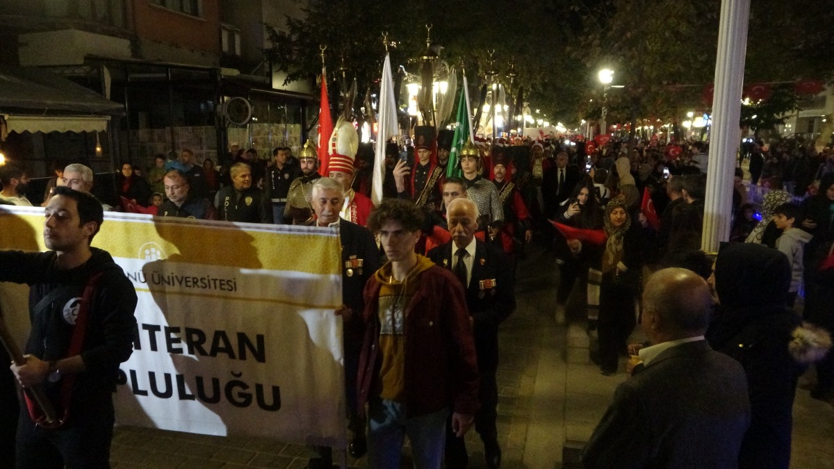 29 Ekim coşkusu: kortej yürüyüşü ve fener alayı düzenlendi