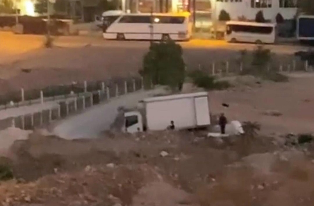 Şüpheli kamyonetten inen şahıslar kent merkezine dağıldı 