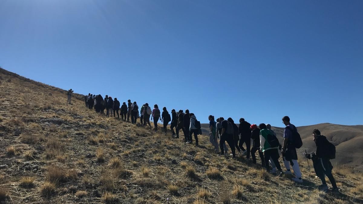 Üniversite öğrencileri Küçük Sivri Tepesi'ne tırmandı
