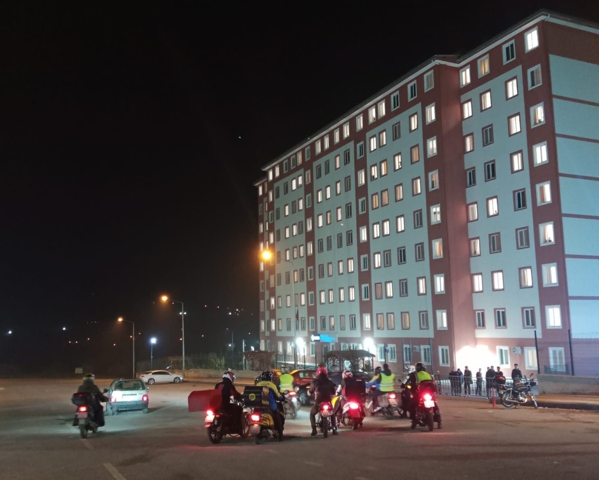 Moto kuryeler kaza kurbanı meslektaşları için korna çaldı