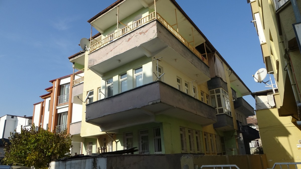Kedileri kovalarken balkondan düşen adam yaralandı