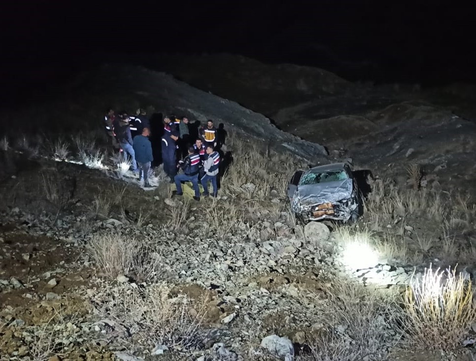 Feci kaza: Otomobil 60 metreden şarampole uçtu