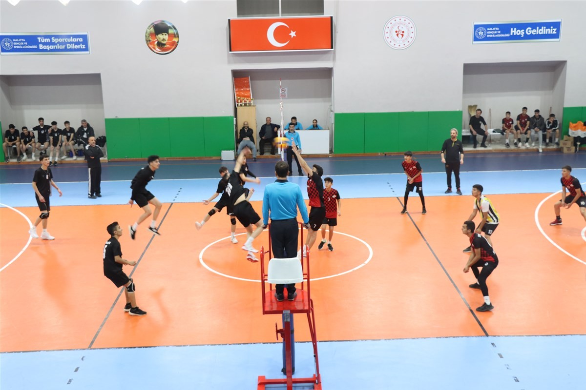 Okullar arasında düzenlenen voleybol şampiyonası tamamlandı