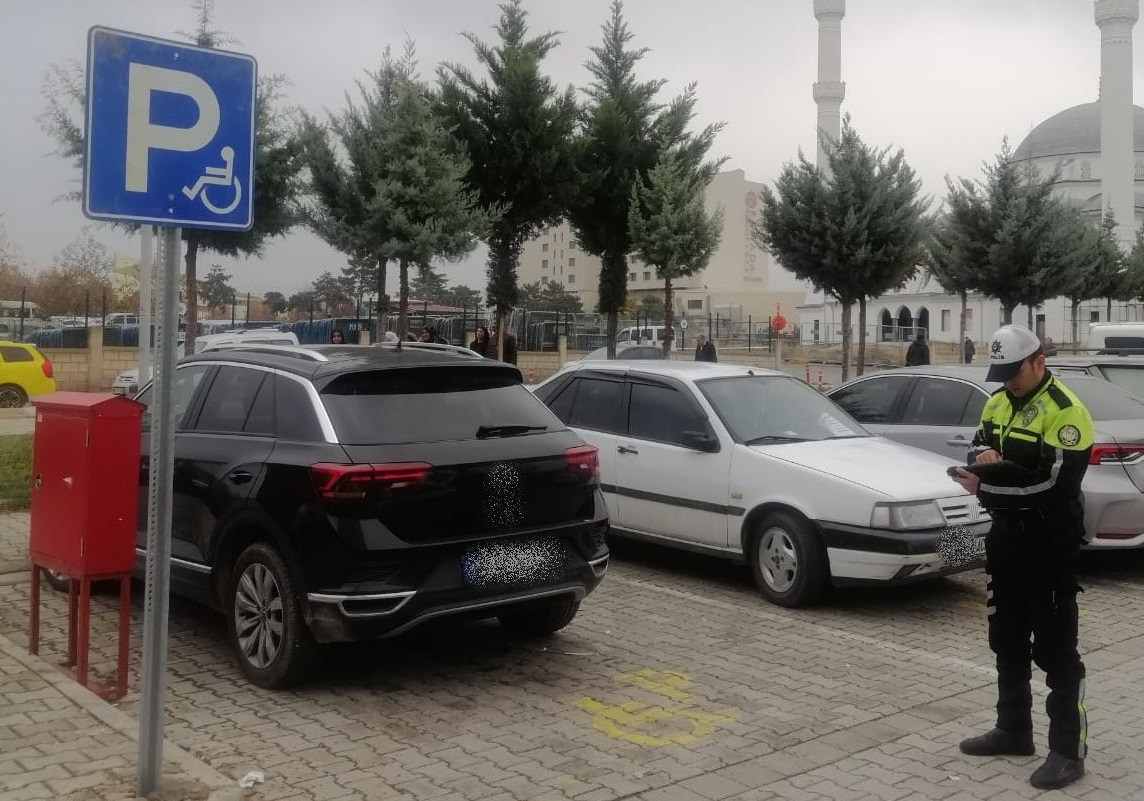 Engelliler için ayrılan park yerlerini işgal eden 39 sürücüye cezai işlem 