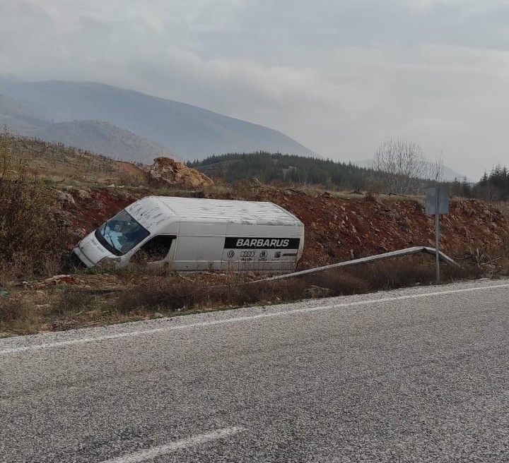 Minibüs şarampole devrildi