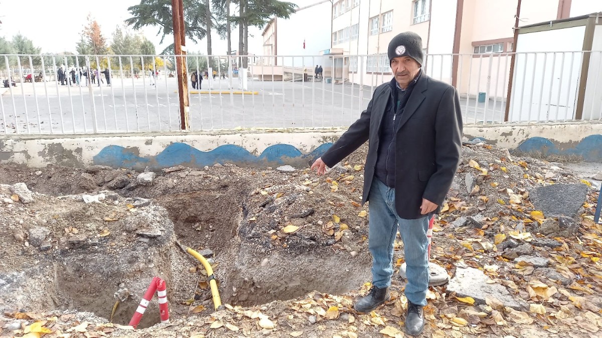  Okul önünde tehlike saçan doğalgaz çalışmasına tepki