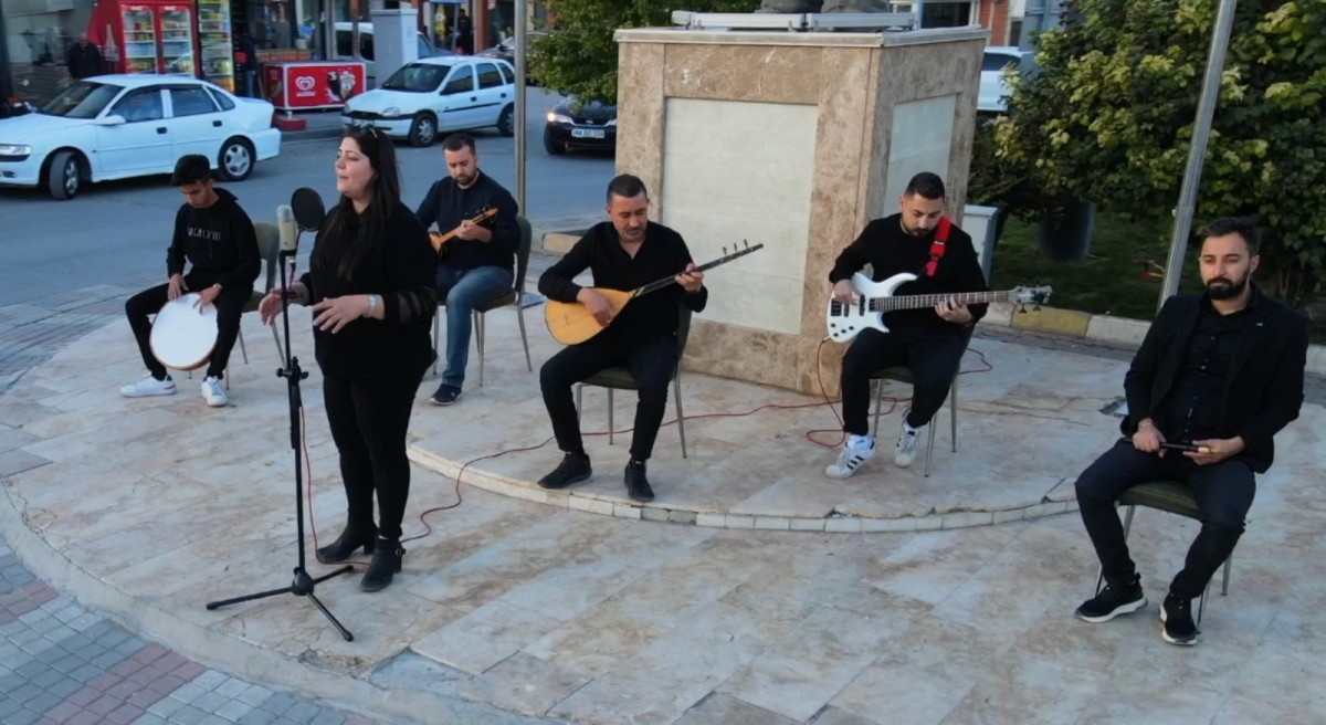 Öğretmenler Akçadağ'ın tanıtımı için barajın ortasında klip çekip türkü söyledi