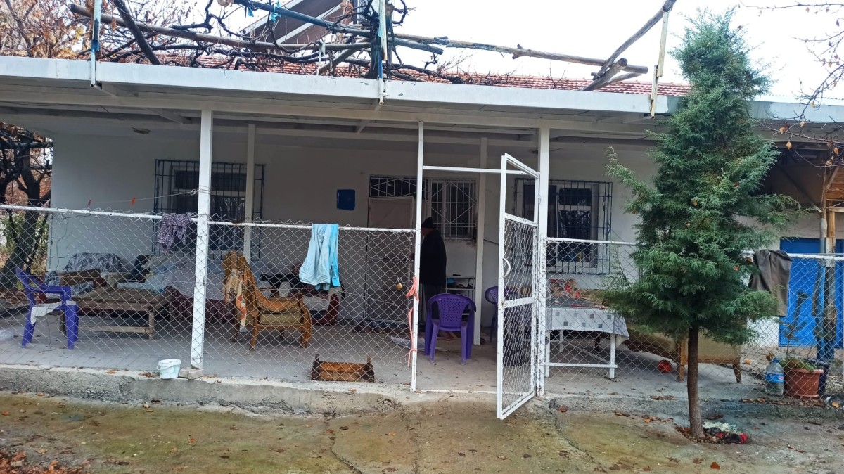  Yazlık eve giren hırsızlar, evi talan edip eşyaları çalarak kayıplara karıştı