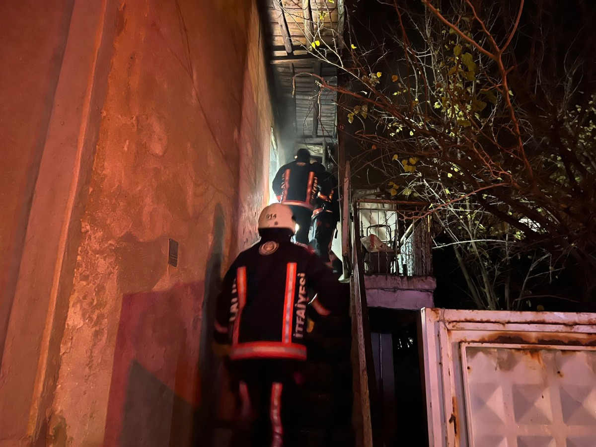2 katlı bir evde çıkan yangın maddi hasara neden oldu