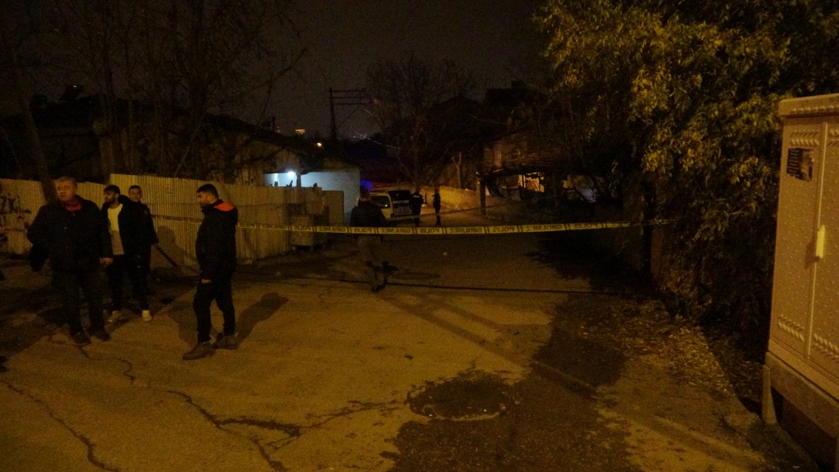 Evinin önünde silahlı saldırıya uğrayan 35 yaşındaki şahıs yaralandı