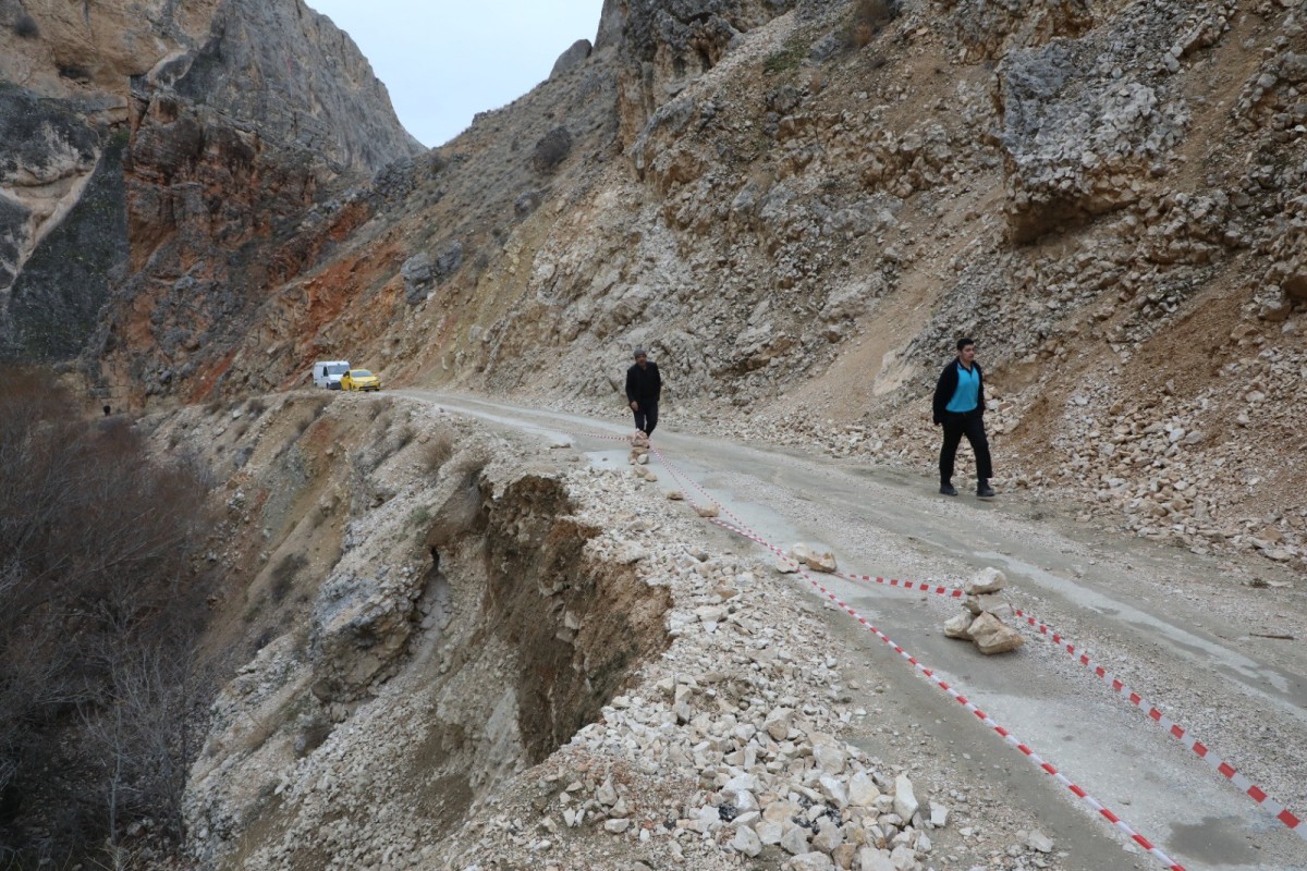  Yağış sonrası göçen yol tehlike saçıyor