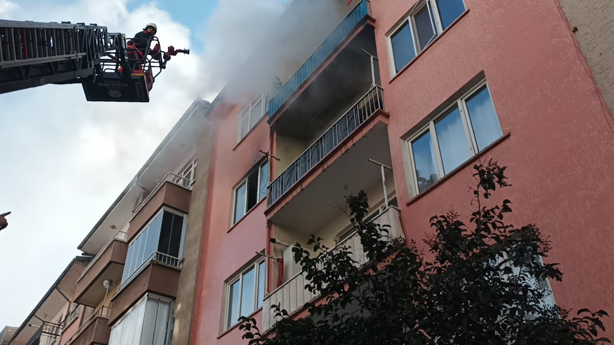 Korkutan yangın: 6 kişi tahliye edildi