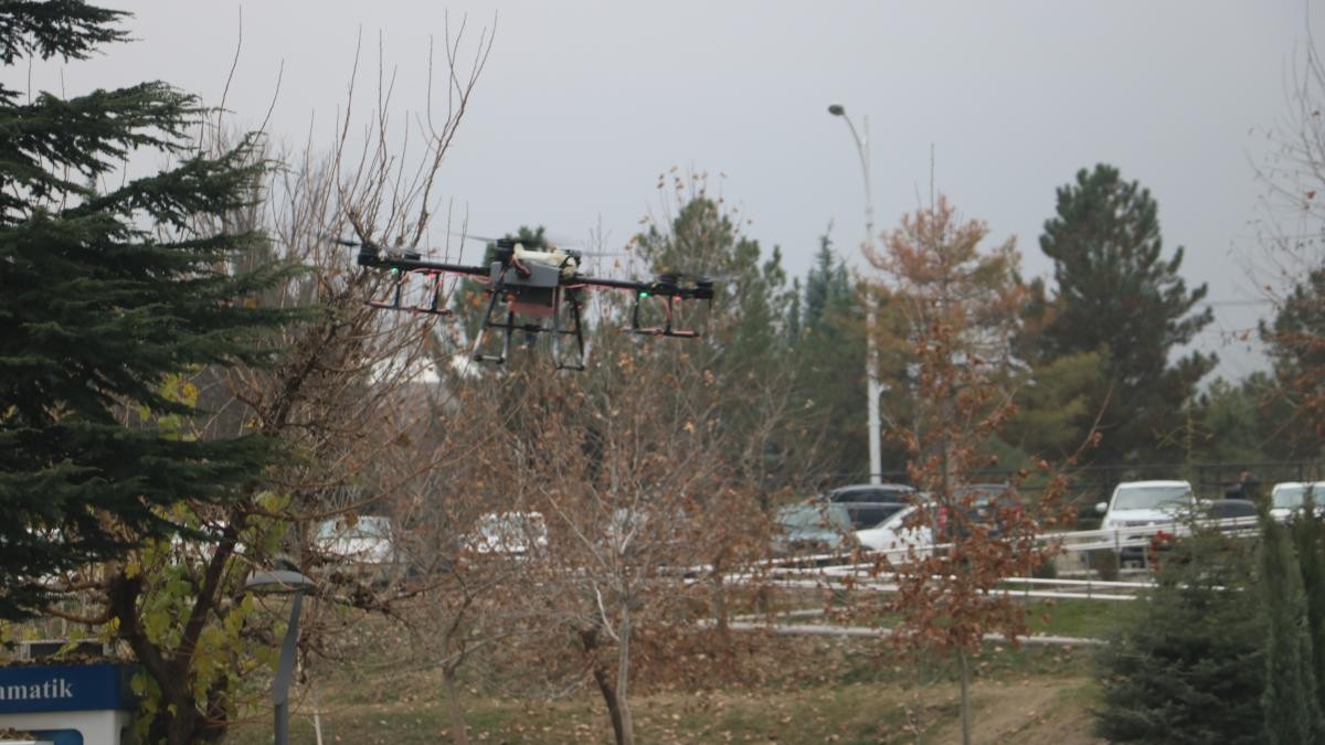  Tarım alanları dronlarla ilaçlanıyor