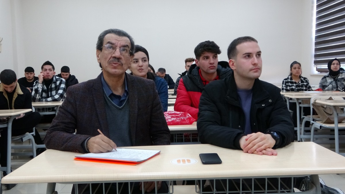 Emekli öğretmen gazetecilik hayali için sıralara döndü