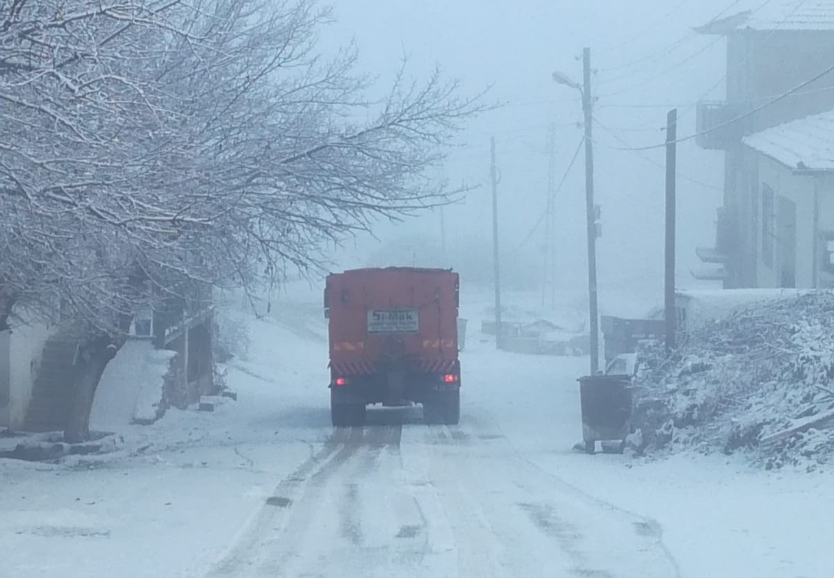 Kar nedeniyle 14 mahalle yolu ulaşıma kapandı