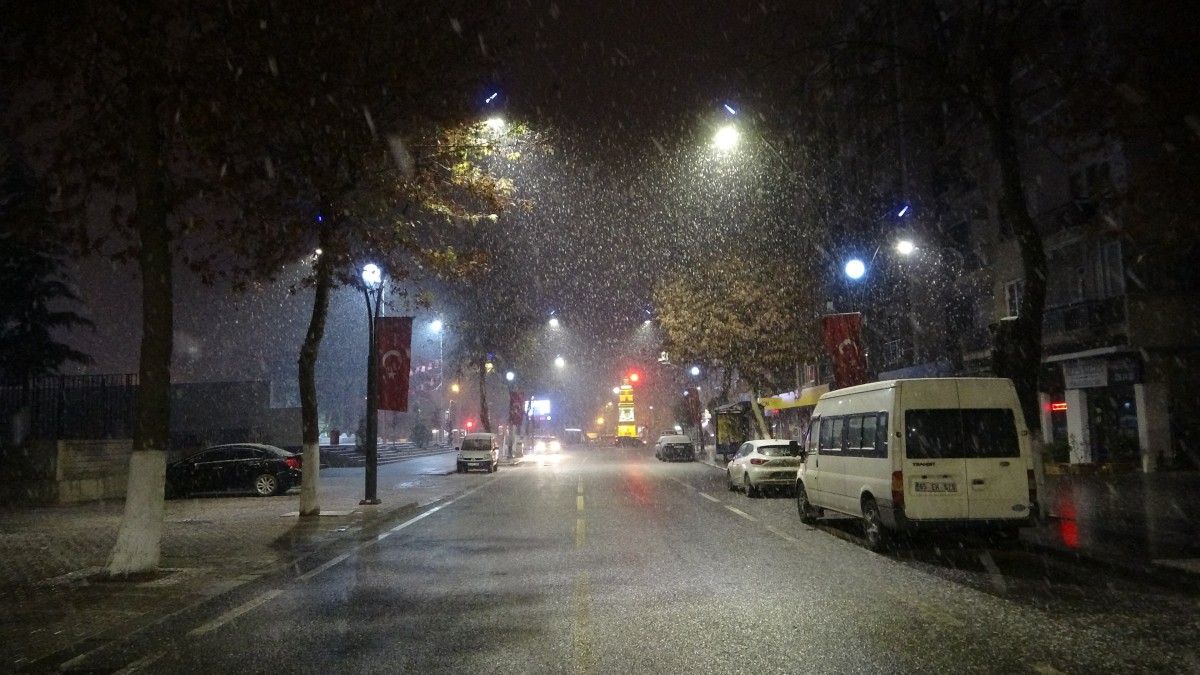 Mevsimin ilk karı düştü