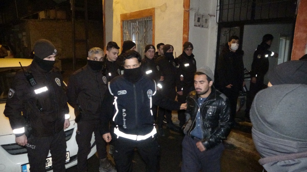 Bir evde 35 düzensiz göçmen yakalandı
