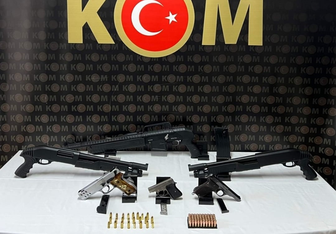 Bir işyerine operasyon düzenleyen polis çok sayıda silah ele geçirdi