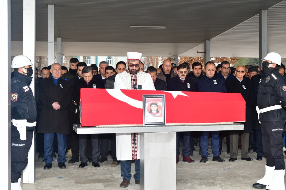 Öldürülen 1 çocuk annesi polis memuru, memleketi Malatya'da toprağa verildi