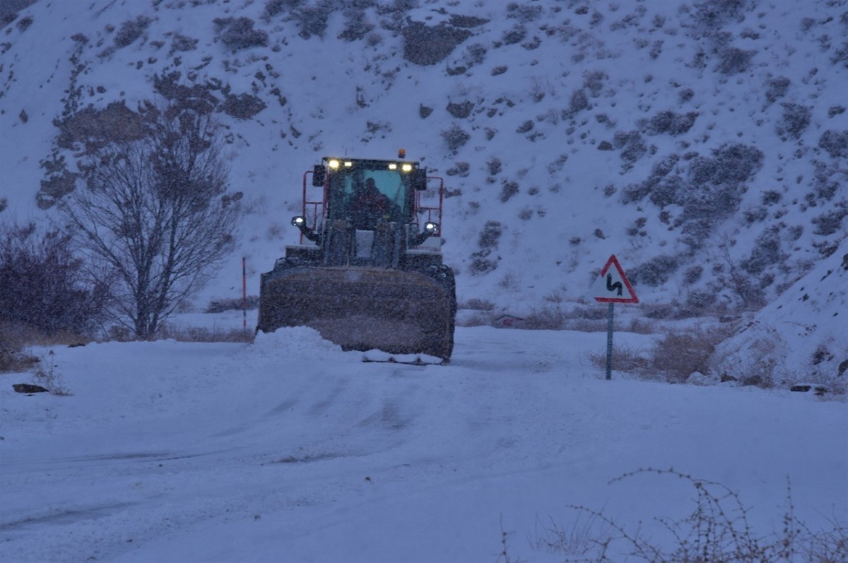 Kardan kapalı kırsal mahalle yolları açıldı