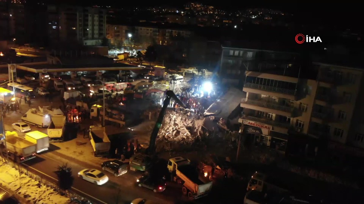 Depremin 3. gününde gece çalışmaları havadan görüntülendi