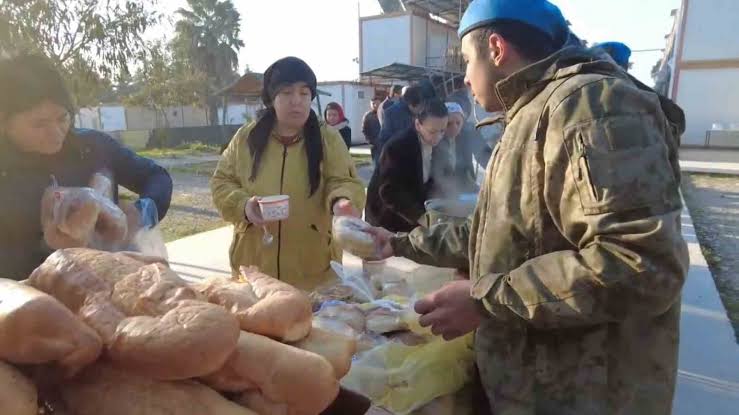 Mehmetçik deprem bölgesinde sıcak yemek dağıttı