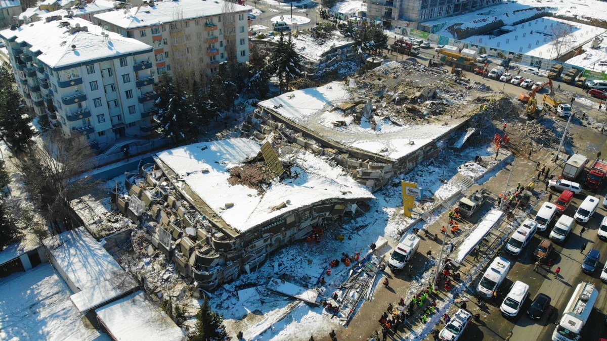 2 çocuk enkazdan babasına mesaj attı, ekipler yeni bir umut için çalışmaya başladı
