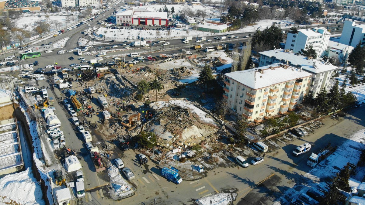 Depremin altıncı gününde arama kurtarma çalışmaları havadan görüntülendi