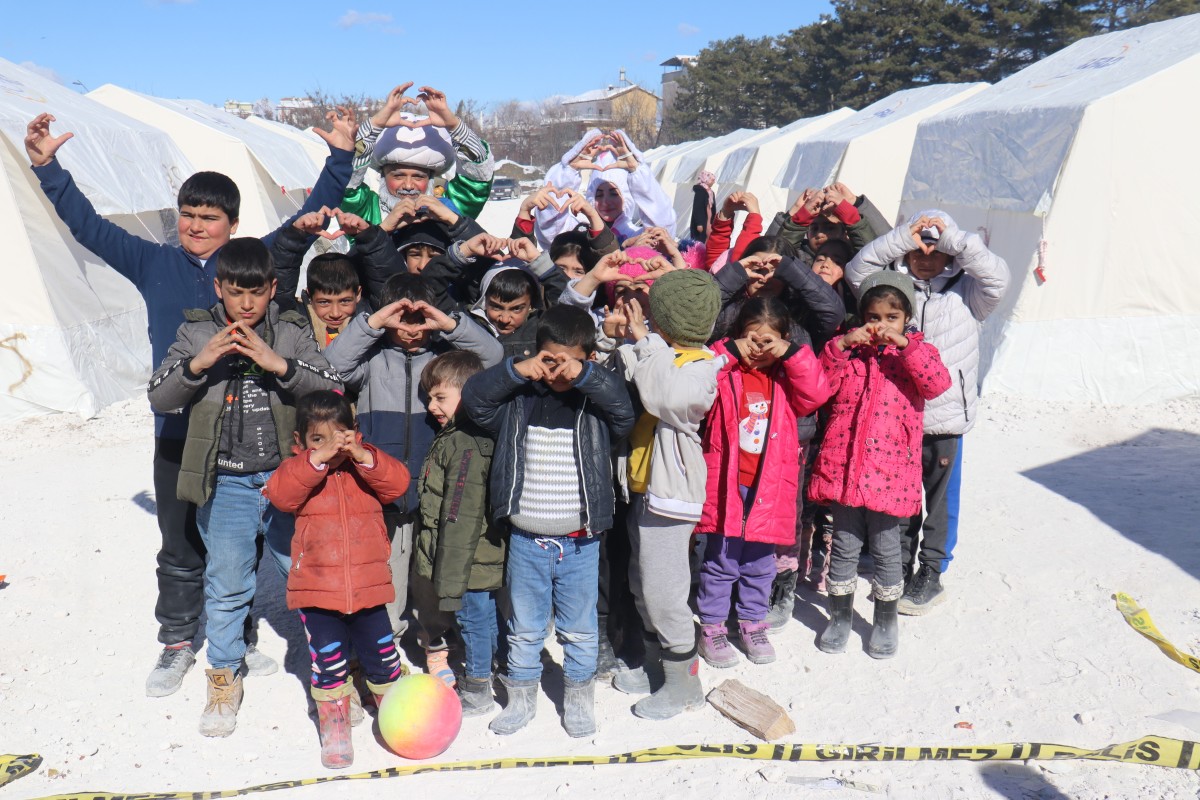 Deprem bölgesindeki çocuklar Nasrettin Hoca ile eğleniyor