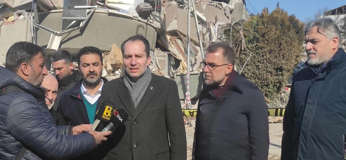 Yeniden Refah Partisi lideri Erbakan, deprem bölgesinde incelemede bulundu
