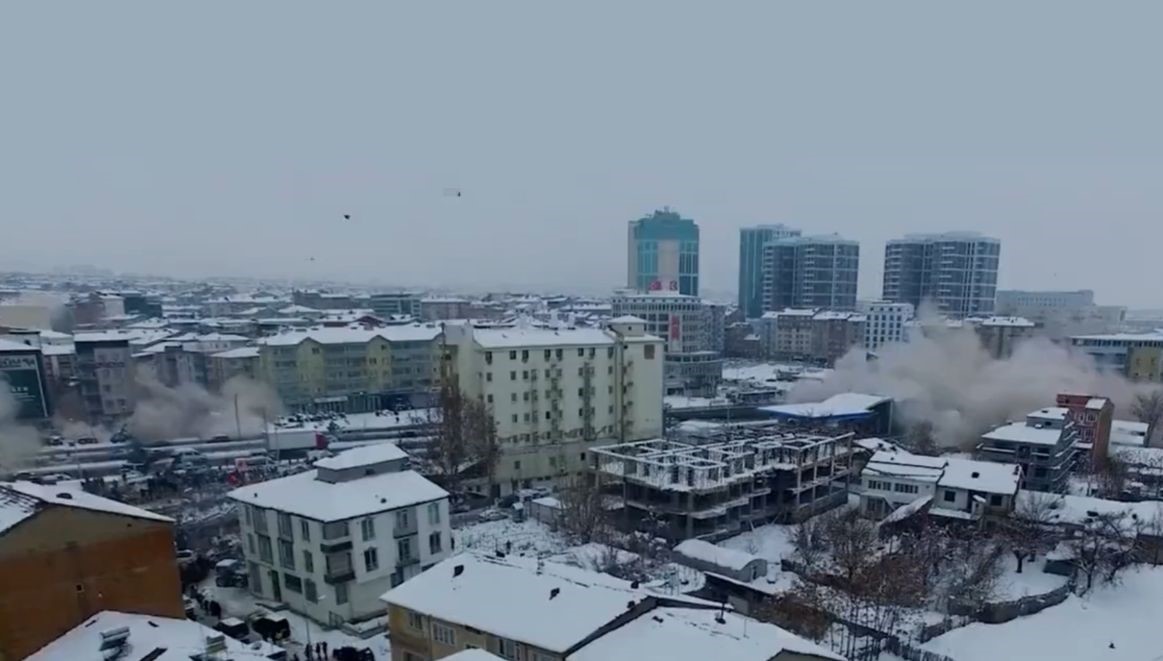 2. depremde binaların çökme anı dron kamerasında