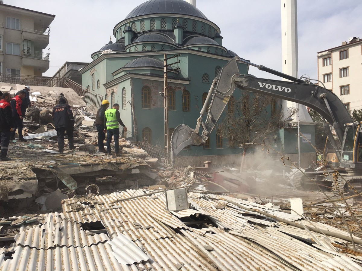 Ağır hasarlı bina deprem sonrası yıkıldı